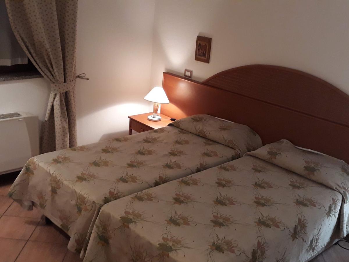 Hotel La Collinetta Sesto Calende Kültér fotó